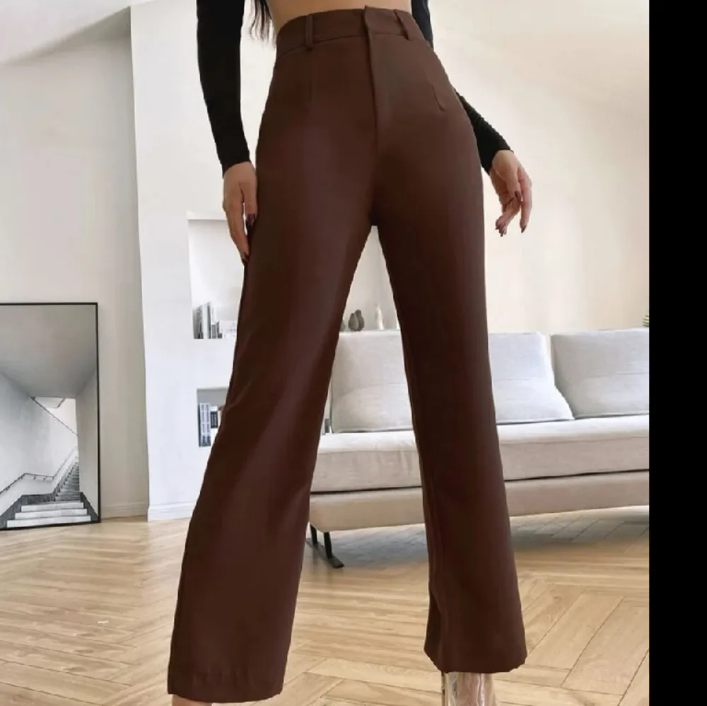 Super fina bruna byxor, liknar lite kostymbyxor men inte exakt samma material. . Jeans & Byxor.