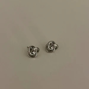 Örhängen  - Jättefina silvriga coola örhängen me en liten diamant i sig🤍Kommer aldrig till användning, skriv för fler bilder eller frågor! Orginalpris: 299kr, Säljer för 65kr🤍