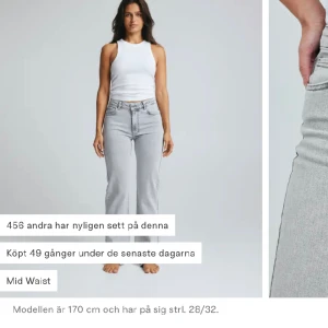 Gråa jeans - Köpt för en månad sedan, har använt dem vara två gånger!🤍  Bikbok mid Wide jeans 28/30 