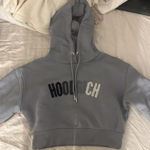 Hoodrich croptop hoodie! - Grå blå hoodrich croptop hoodie! Använd 1 gång! Strlk Xs