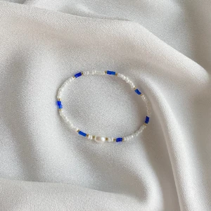 Handgjord armband💗 - Enkel pärlarmband i vit och blå färg. 🤍