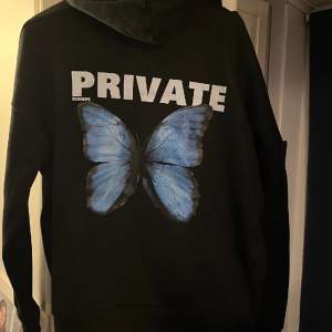 Säljer en fin å cool hoodie som har ett stort fjärils-tryck på ryggen.  Mjuk å skön och trendig. 