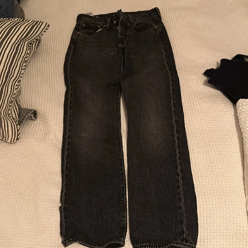 Levis premium 501, storlek: 28,30, straight, raka jeans, gott skick. Jeans & Byxor.
