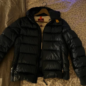 Parajumper jacka - Säljer denna parajumpers puffer jacket i stolek M. Säljer på grund av sällan använd. Färgen är en mörkblå men skiftar till härlig marinblå i naturlig ljus. Inga skador. Nypris: 6800kr men säljer betydligt billigare. 