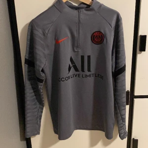 Nike/psg dri-fit  - Väldigt skön tröja som är väldigt stilig knappt använd då jag inte har någon vidare nytta av den 