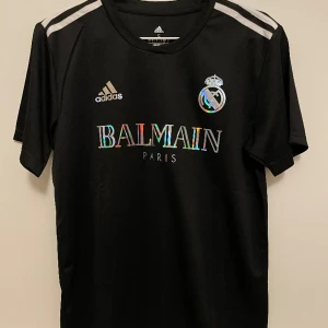 Real Madrid fotbollströja x balmain - Jättesnygg helt ny  Checka in profilen för fler snygga tröjor 