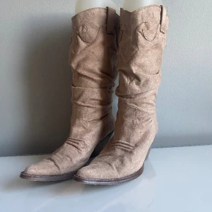 Boots - Knappt använda vintage boots, lite kantstötta (se bild) men förövrigt i bra skick! 