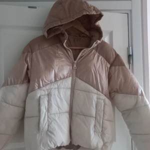 Jätte fina Jacka från ZARA till tjej eller pojke  - Jättefin jacka från ZARA Butik str 156/164. För tjej eller pojke.Välkommen