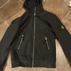 Stone island softshell jacka - Svart Stone island softshell jacka i väldigt bra skick. Storlek M Bild på qr kod kan skickas