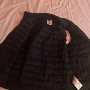 100% polyester - Storlek: 12-13 år 100% polyestern 