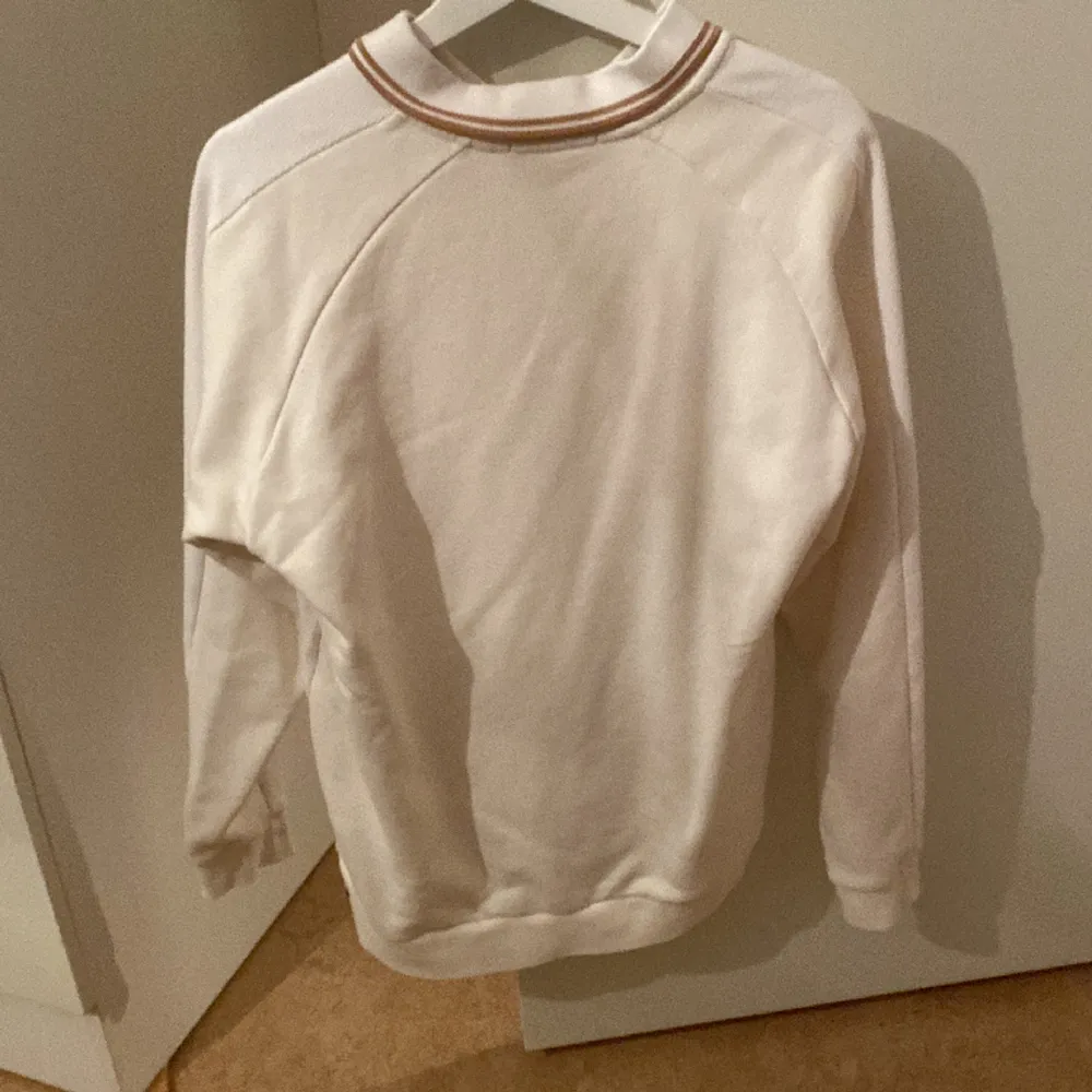 Har bara använt denna tröjan 2 gånger och den är i väldigt bra skick och köptes i NK. Tröjor & Koftor.