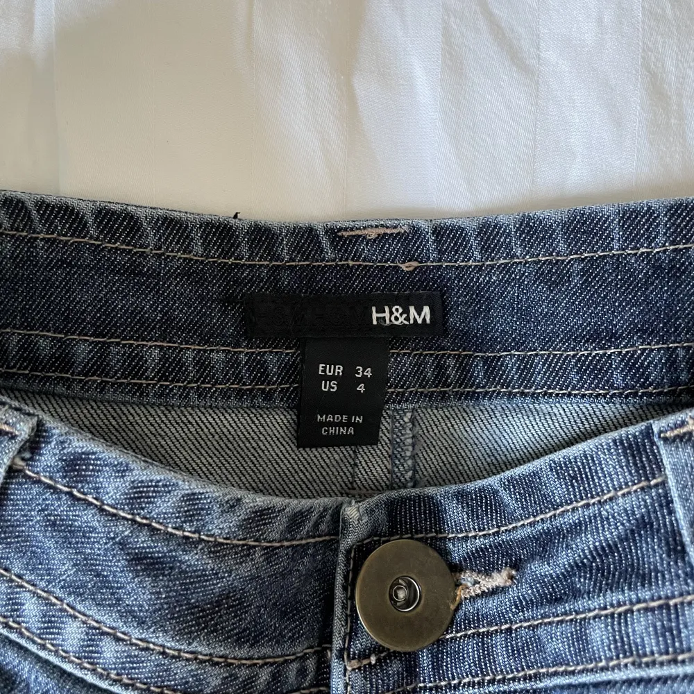En så fin lågmidjad midi jeanskjol från 90-tals H&M! Säljer då jag måste rensa ut garderoben😅Men it hurts me för den är sååå fin😍😍. Kjolar.
