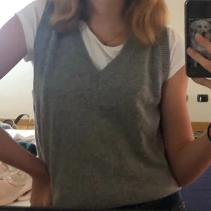 Brandy Melville Sweater Vest - Fin sweater vest från brandy Melville i bra skick. Är en onesize och passar xs-s-m. 