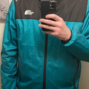 The North face jacka storlek L - Snygg och nästintill ny jacka från the North face som enbart bara är provad ett par gånger. Storlek Large