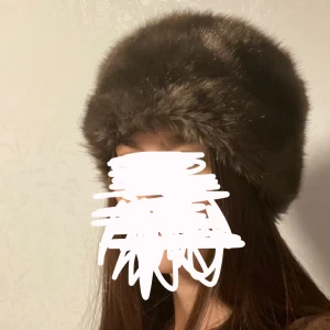 Rysk faux fur mössa  - Super snygg brun rysk mössa, mitt mått runt huvudet är ungefär 53-55cm och denna sitter jätte bra. Pris går alltid att diskutera :) 