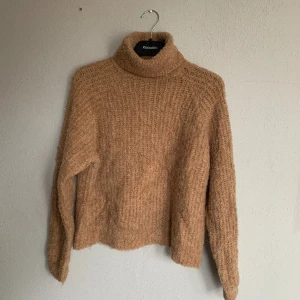 Brun stickad tröja🤎 - Brun stickad tröja i storlek S från NAKD🤎 Köparen står för frakten🥰