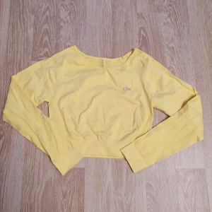 Croptop ICIW - Ny ljusgul croptop från ICIW stl M