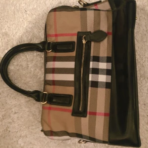 Väska - Rutig väska i mycket fint skick