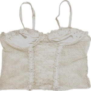 Spets topp i silke - Cocette topp i silke. Storlek xs. Ordinarie pris 200kr säljer för 50kr. Färg rosa silver vit grått. Märke shein. 🕯️