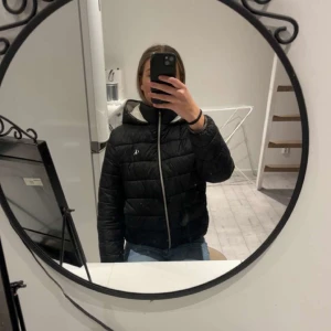 Jacka, Calvin Klein   - Säljer min jacka från Calvin Klein! Den är använd en del men inget som syns! Köpt för 2000 