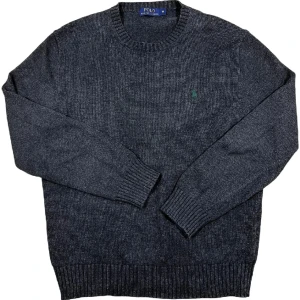 Ralph Lauren Stickad Tröja - Svart stickad tröja från Ralph Lauren i bra skick! Storlek M, ställ gärna frågor!😊