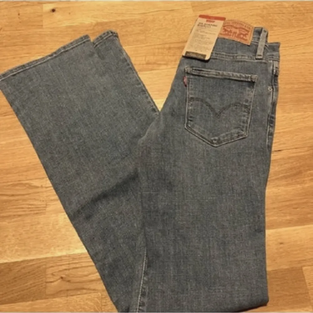 Helt nya levis jeans med lapp kvar! Sjukt snygga och sköna! Modellen heter 315™ SHAPING BOOTCUT-JEANS Nypris 919kr Passar XS eller 32/34. Jeans & Byxor.