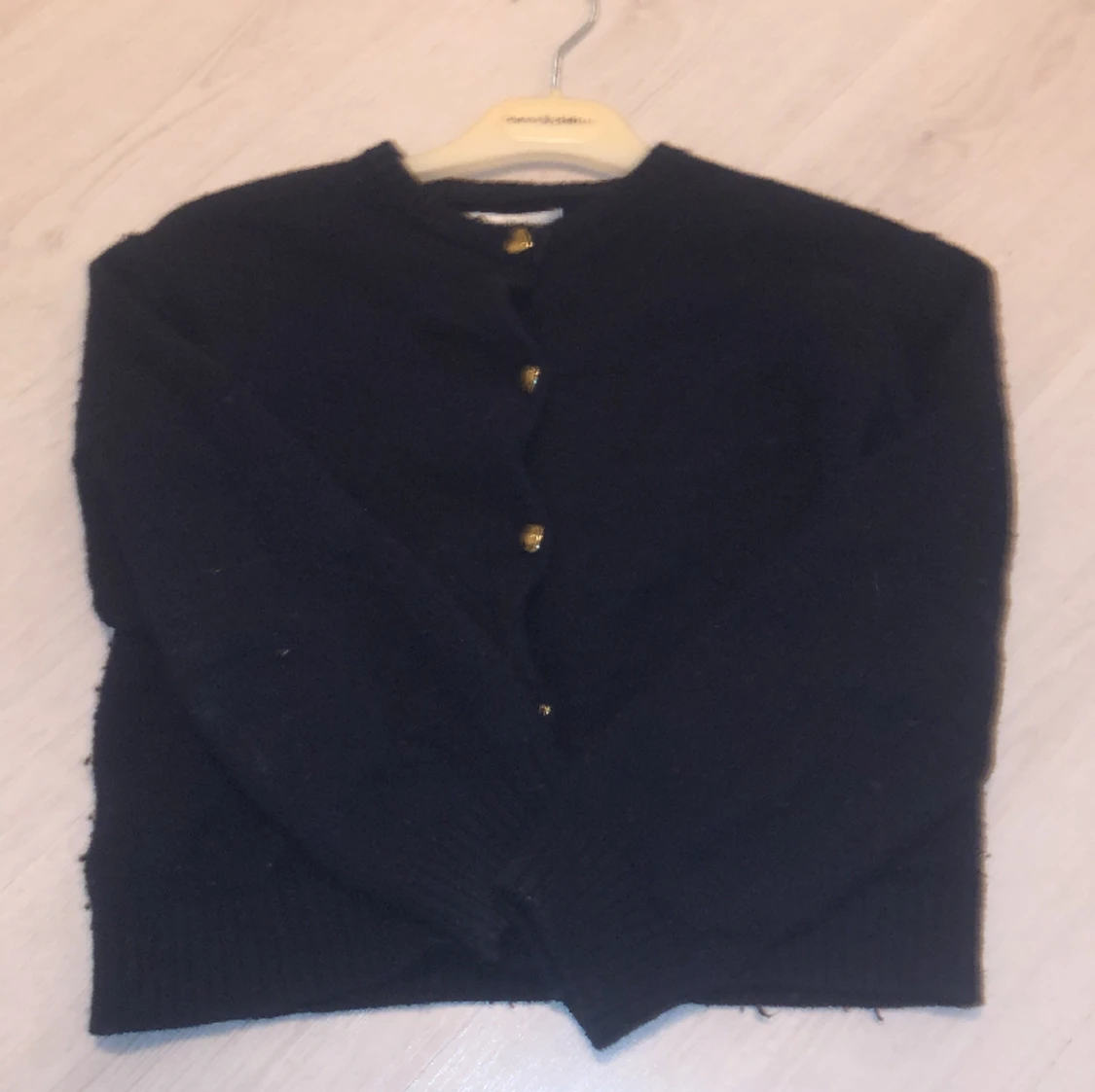 Jätte fin svart tröja med guld hjärtan på