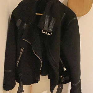Vinterjacka  - Varm o mjuk vinterjacka från zara i storlek M. Med snygga detaljer o dragkedjor o knäppen. Jackan är i väldigt fint skick! 