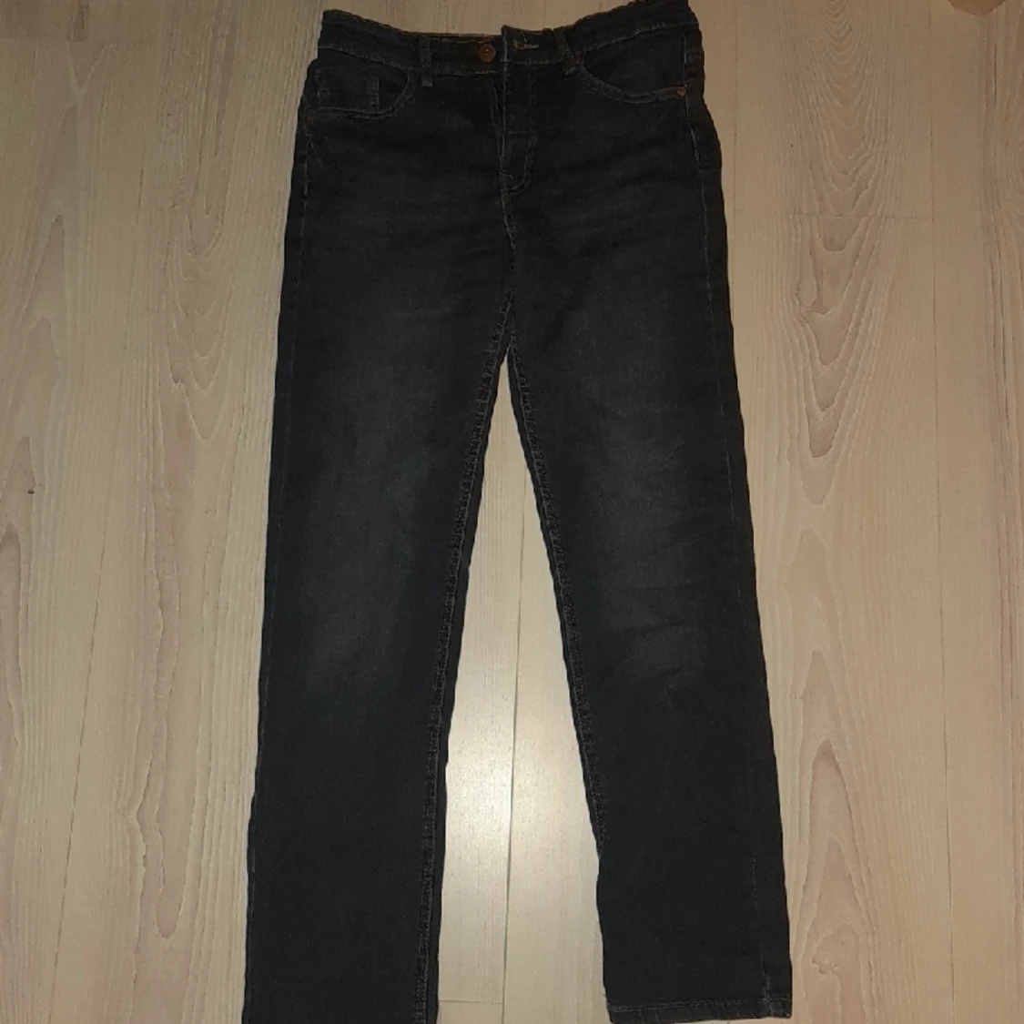 Grå jeans