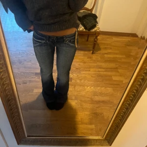 Lågmidjade bootcut jeans  - Lågmidjade bootcut jeans som är helt nya! Midjemått rakt över 35 cm, innerbenslängd 78 cm❤️‍🔥❤️‍🔥