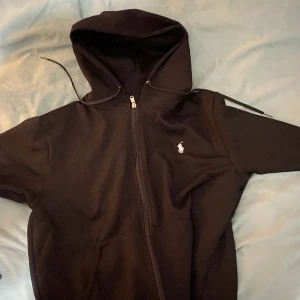 Ralph lauren zip tröja - Säljer en oanvänd ralph lauren zip tröja i storlek s. Skick 10/10 nypris 1800kr. 