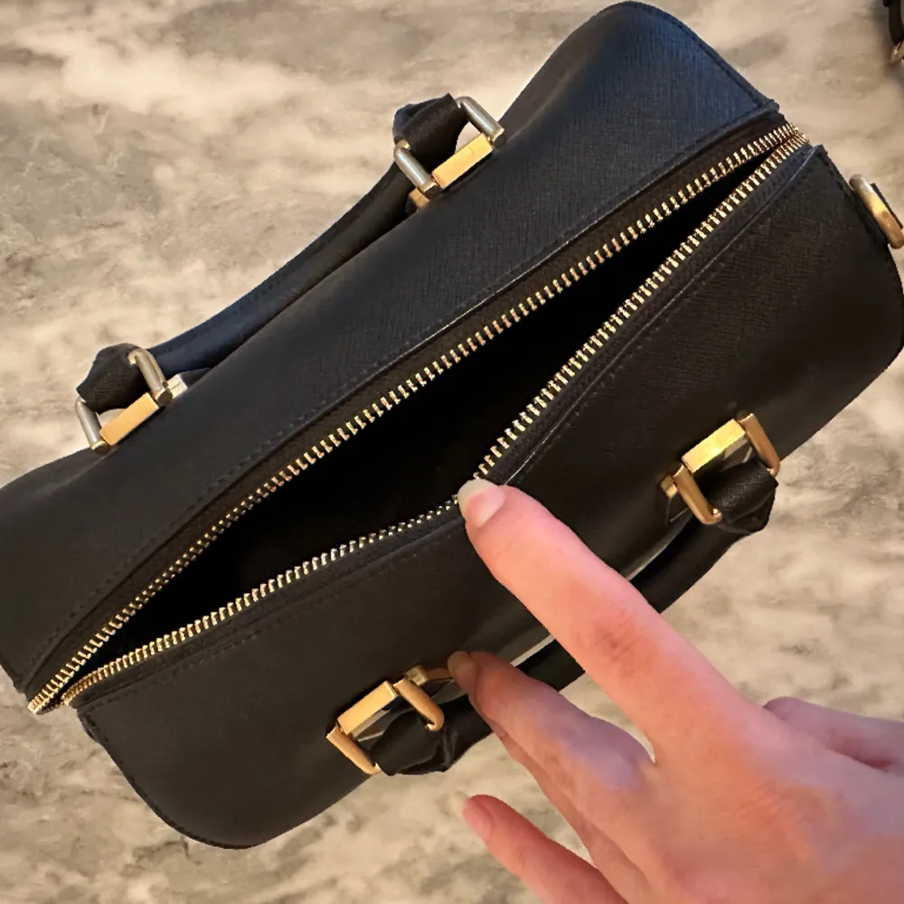 rebecca minkoff väska med Safisno Leather ( Safiano läder - som är mycket slitstark)  Helt ny väska, använt den Max 3 gånger. Har även kvitto - på äkthet.  Kan skicka fler bilder vid förfrågan.  Nypris 4000kr. Väskor.