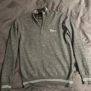 Oscar jacobson half zip - Säljer nu denna Oscar Jacobson half zip då den inte passar mig längre. Tröjan är använd men fortfarande i dunder skick🤩Storleken på tröjan är M men passar dig som bär S