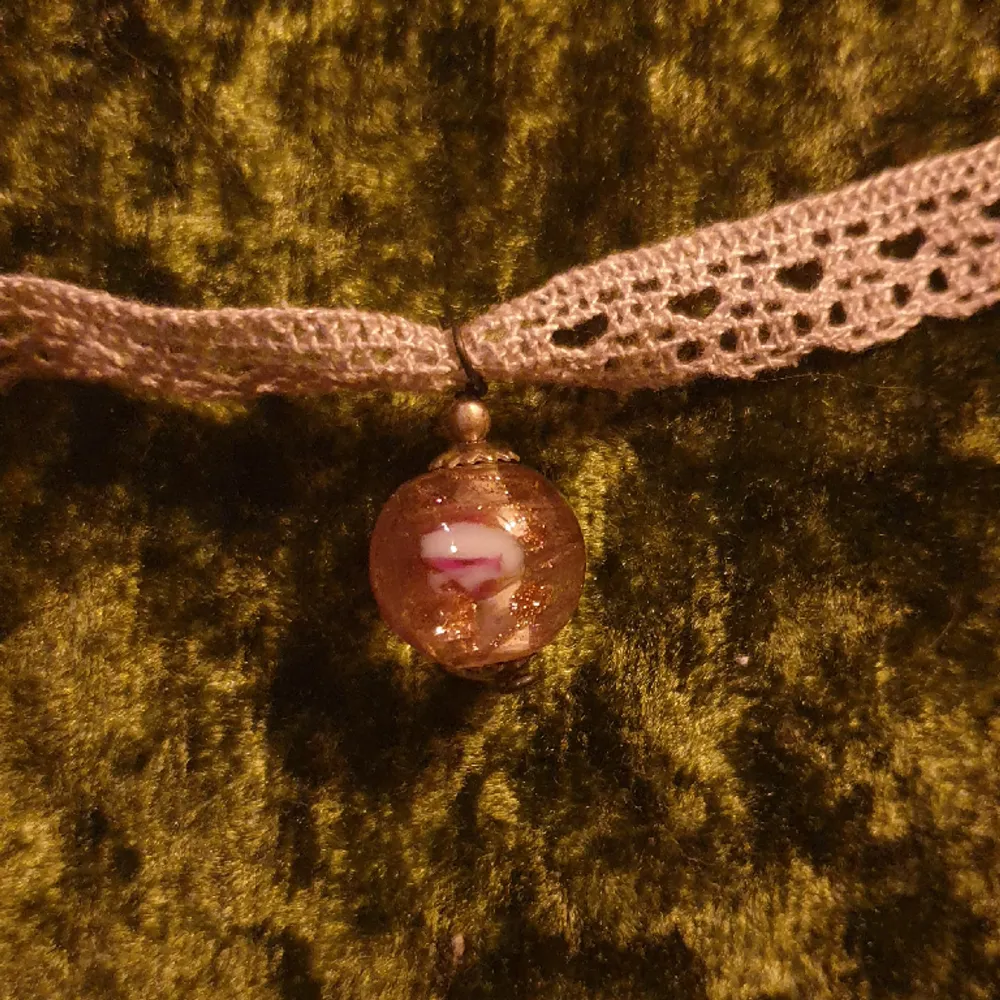 en lite enkel men fett gullig choker som är hemmagjord, pärlan är aningen rosa men det syns inte så väl på bild :). Accessoarer.