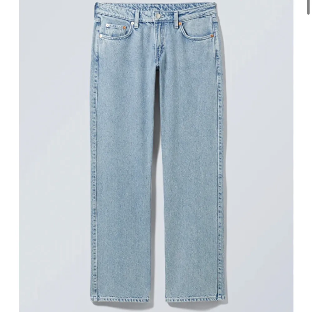 Säljer mina weekday Arrow low jeans i färgen summer blue💕 bra skicka! Skriv för frågor. Jeans & Byxor.