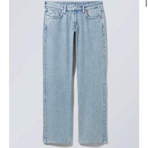 Säljer mina weekday Arrow low jeans i färgen summer blue💕 bra skicka! Skriv för frågor