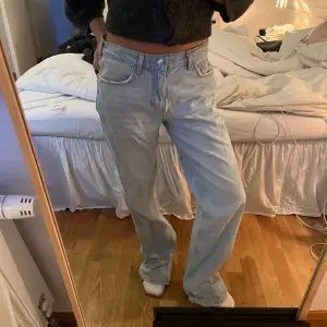 Jättefina jeans från Gina som är low waist och straight leg stl 34. Långa på mig som är 160 cm. Kunden står för frakt ❤️