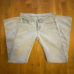 Wrangler jeans  - Skit snygga lågmidjade jeans från Wrangler men slitna (bild 3). Midjemått 35cm, innerbenslängd 72cm, lårmått 18cm, ankelmått 17cm💕 skriv vid frågor osv