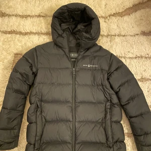 Sail racing jacka - Säljer min sail racing jacka då den är för liten, men den har mycket kvar att ge. Passar storlek S. Mitt pris 799, nypris 2699. Pris kan diskuteras.