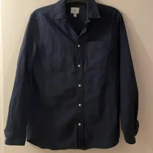 En stilig mörkblå skjorta ifrån H&M, säljer pga att den är lite för stor på mig, skjortan är toppskick, storlek S men passar definitivt M-L