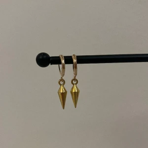 Örhängen🤍 - Säljer superfina örhängen till ett bra pris. Dessa finns bara i guld, säljs i par. Rekommenderar att man tar av sig dom när man tex ska duscha eller bada, då minskar risken att dom rostar🤍