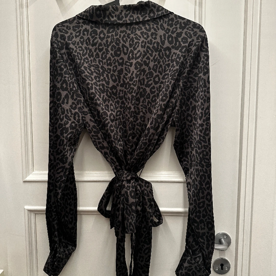 Leopardmönstrad blus med knytning - 90