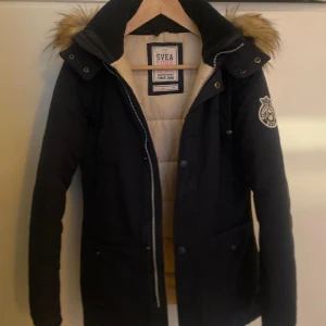 Mörkblå Svea vinter jacka  - Säljer nu min dotters vinter jacka då den i princip knappt använd och inte har någon användning av den längre. Vid snabb affär kan priset diskuteras så tveka inte på att höra av er. 