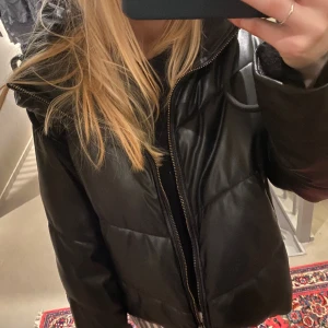 Snygg vinterjacka!  - Snygg och varm vinterjacka från zara! Mycket bra skick, perfekt till vintern!  