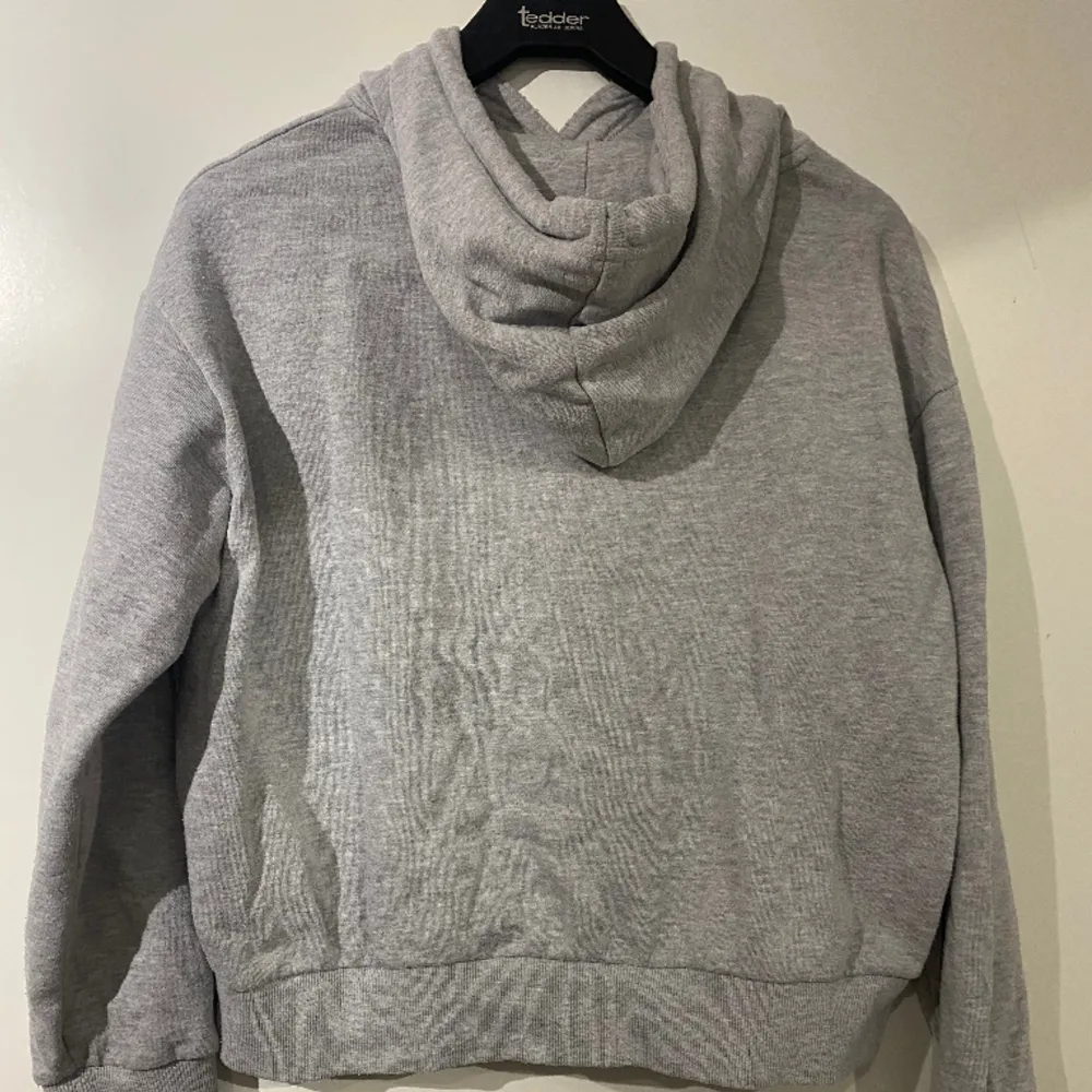 Fin basic grå hoodie från even&odd. Säljer då den är för liten för mig. 😊💗. Hoodies.
