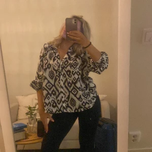 Trekvartsärm blus  - Trekvartsärm blus från Zara. Storlek S men passar även bra som XS. Ny skick! 