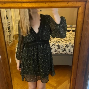 Klänning  - Säljer denna supercoola och snygga klänningen i storlek S men M får plats i den också☺️