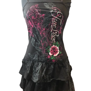 Svart 2000s klänning - Jätte fin svart 2000s klänning! Säljer då den är för stor 