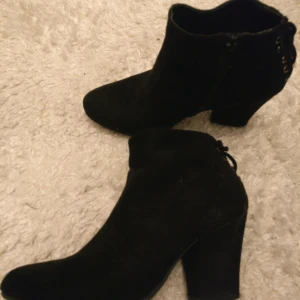 Boots  - Svarta boots med snördetalj på baksidan 