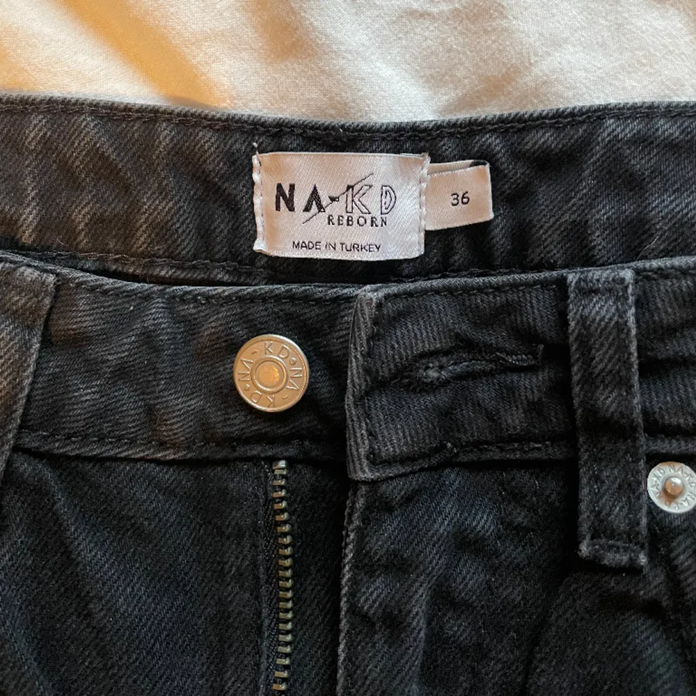 Vida jeans från NA-KD i fint skick, säljer då dem inte passar mig längre💓. Jeans & Byxor.